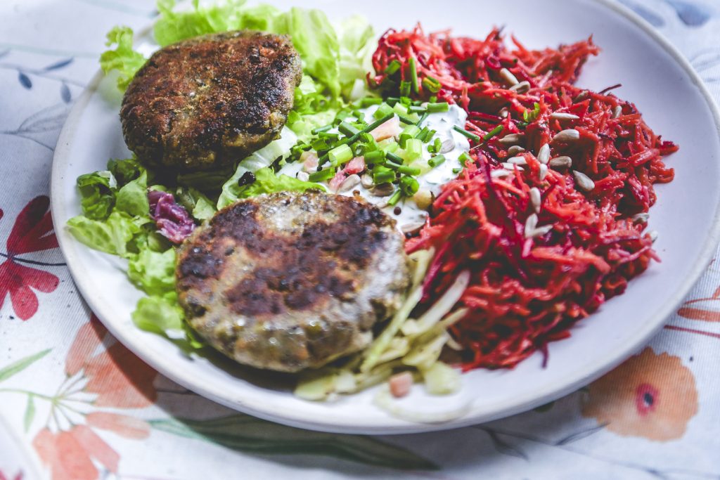 … Aime partager les recettes d’une Joyeuse fête – Au programme du plat végétarien : lentilles, légumes, yaourt et herbes